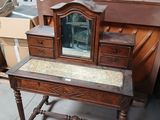 une petite table sur laquelle se trouve un miroir