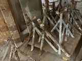 beaucoup de vieux outils qui traînent par terre