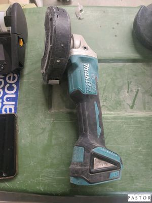 deux outils posés sur une table