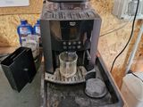 une machine à café posée sur une table