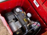 une boîte rouge contenant tout un tas d'outils