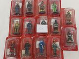 de nombreuses figurines encore dans leur emballage