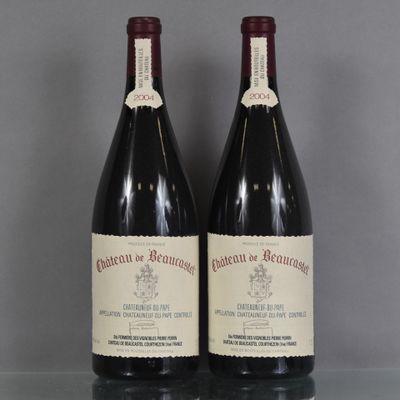 deux bouteilles de vin posées sur une table l'une à côté de l'autre