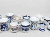 un grand nombre de tasses et de soucoupes sur une table