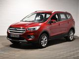 Une Ford Escape rouge est garée dans une pièce dont le sol est en damier.