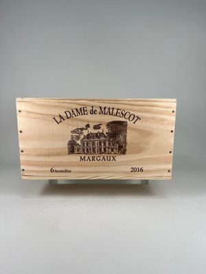 gros plan d'une boîte en bois portant une étiquette