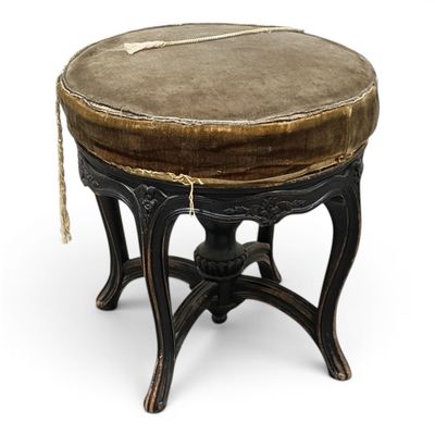 un vieux tabouret sur lequel est posée une corde