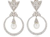 une paire de boucles d'oreilles en perles et diamants