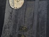 une peinture représentant une horloge sur fond noir