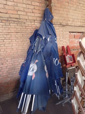 de nombreux parapluies accrochés contre un mur de briques
