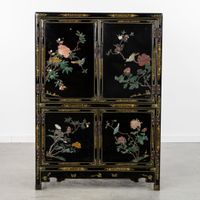 Un meuble, une table basse et une table d'appoint chinois la… (photo 3)