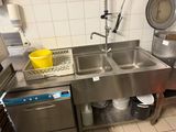 une cuisine équipée d'un évier et d'un lave-vaisselle