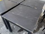 deux tables assises l'une à côté de l'autre