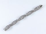 bracelet en argent et diamants sur fond blanc