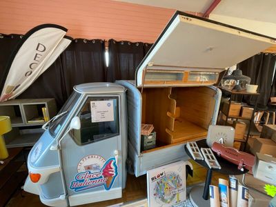 un petit food truck posé sur une table