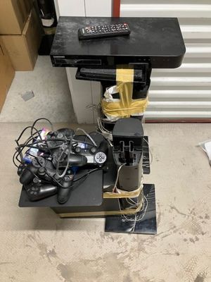une table noire sur laquelle se trouvent un clavier et une manette de jeu