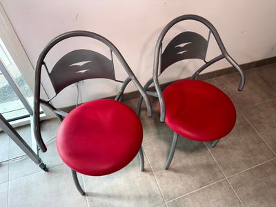 Lot de 20 chaises métalliques robustes.