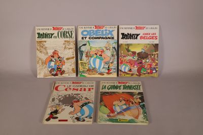 trois albums de bandes dessinées posés sur une surface blanche