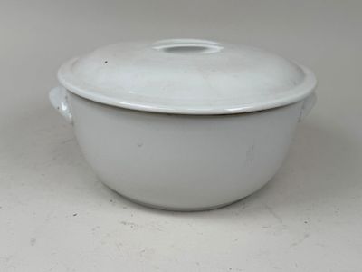 une cocotte blanche avec un couvercle, posée sur une table blanche
