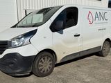 une camionnette garée devant un bâtiment