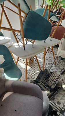 many chairs that are lined up in a room