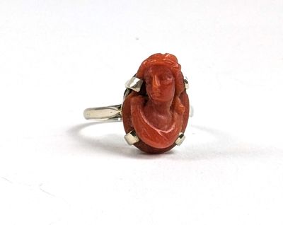 une image représentant une bague sur laquelle est gravée une femme