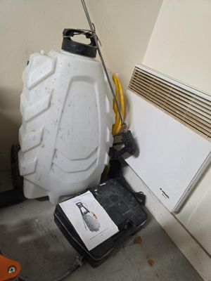 un conteneur blanc muni d'un tuyau jaune à côté d'un autre conteneur blanc muni d'un tuyau jaune