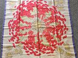 un foulard carré rouge et blanc orné de fleurs rouges