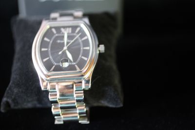 une montre posée sur un oreiller
