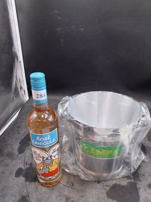 une bouteille d'alcool à côté d'un seau et d'une bouteille de liquide