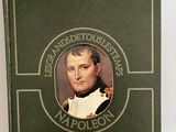 un vieux livre sur lequel figure la photo d'un homme en uniforme militaire