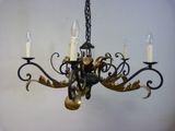 un lustre auquel sont suspendues cinq lampes
