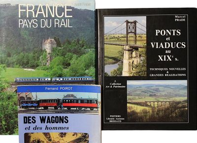 Trois livres sont posés sur une surface blanche, avec un pont en arrière-plan.