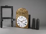 une horloge posée à côté d'une chaise
