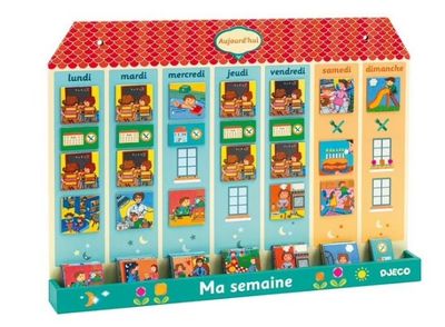 Devant le magasin de jouets en bois, de nombreux livres sont exposés.