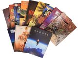une pile de livres posés sur une table