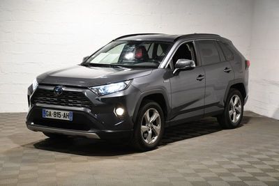 La Toyota RAV grise est garée dans une pièce au sol à carreaux.