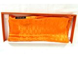 une boîte orange contenant une paire de lunettes et une paire de ciseaux