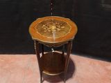 une petite table sur laquelle est posée une lampe