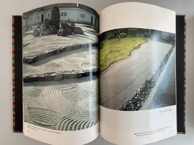 un livre ouvert sur une page où figure l'image d'un jardin