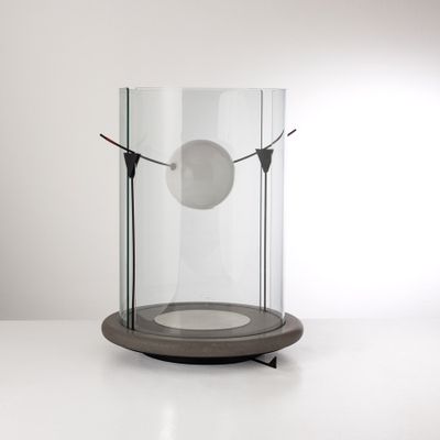 une image représentant un vase en verre contenant une balle