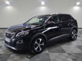 une voiture noire est garée dans une pièce au sol en damier