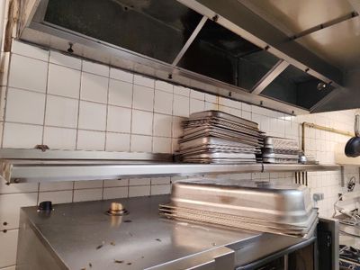 une cuisine équipée d'une cuisinière, d'une plaque de cuisson et d'un four