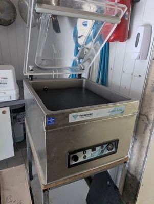 une image d'une friteuse commerciale dans une cuisine