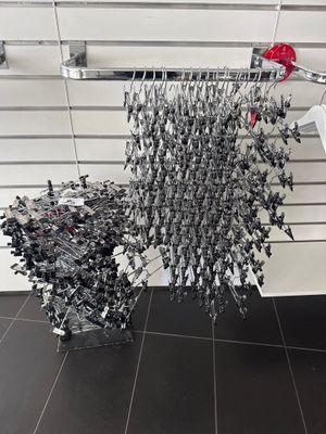 une photo d'une sculpture réalisée en Lego dans un magasin