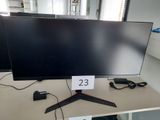 deux écrans posés sur un bureau, avec une étiquette de prix dessus