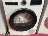 une machine à laver et un sèche-linge posés sur un sol rose