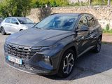 un SUV noir garé sur un parking, à côté d'un mur de pierre