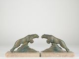 une paire de serre-livres Art déco représentant deux lions sur un rocher