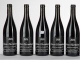 six bouteilles de vin sont alignées dans une rangée